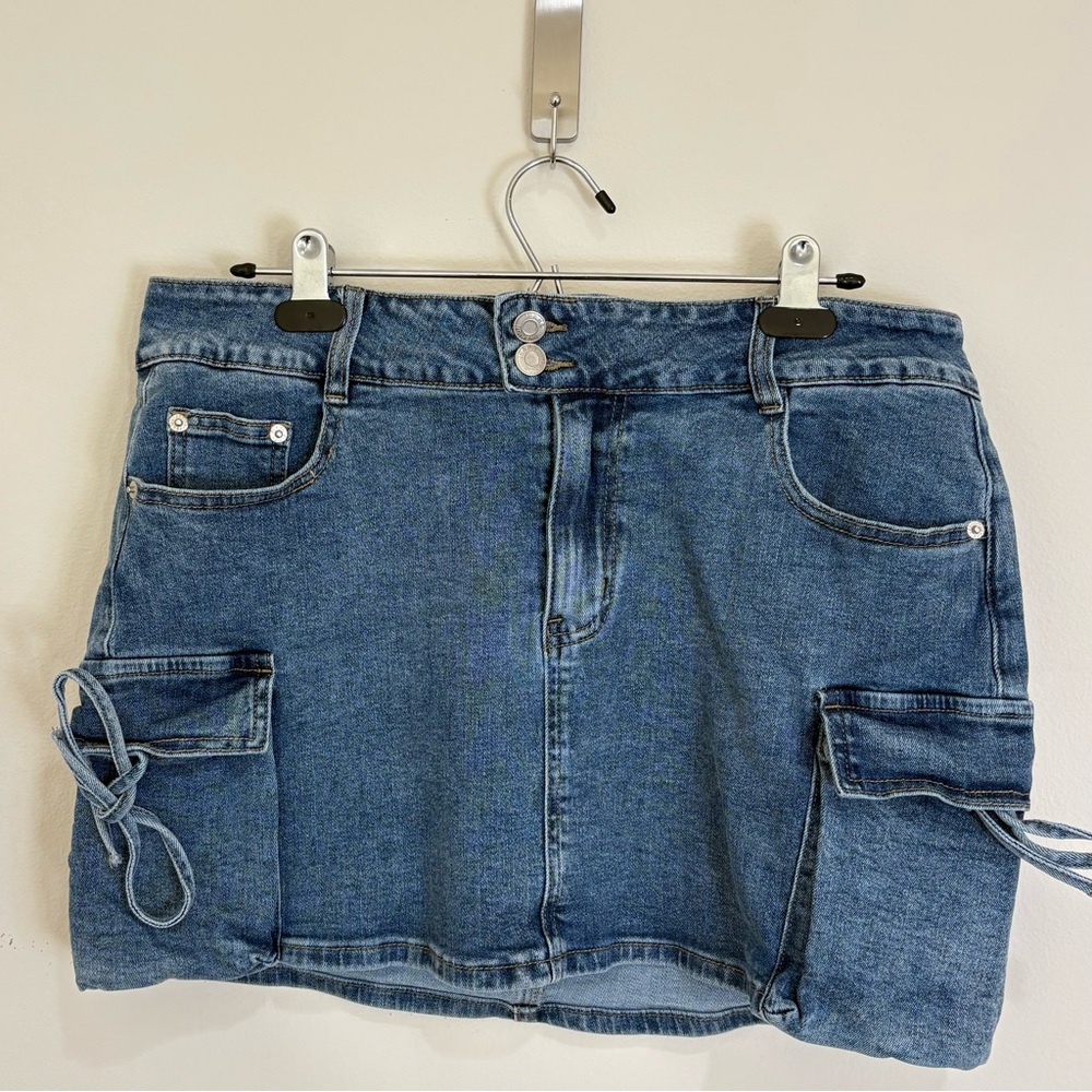 A Vibe Mid-Rise Cargo Denim Mini Skirt Large